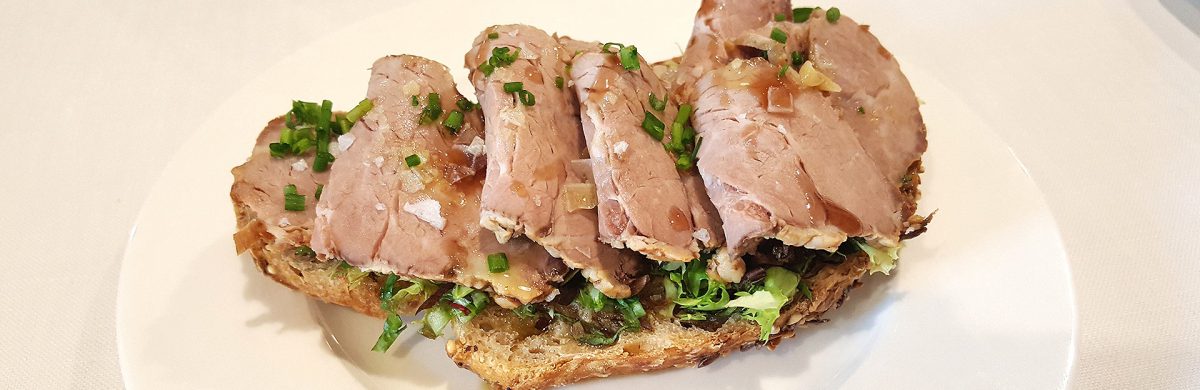 tosta-roast-beef-de-presa-con-ensalada